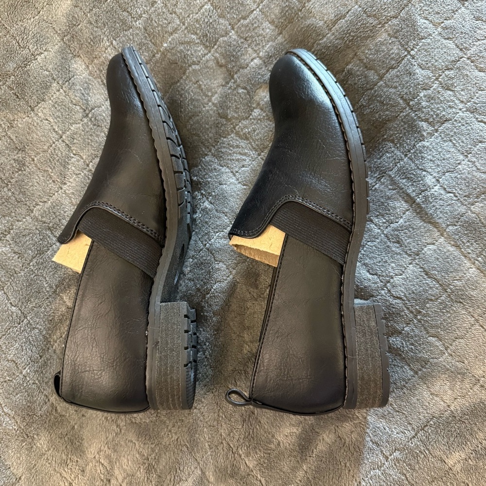 Black Eurosoft Leather Slip-On Loafers with Rounded Toe - Picture 5 of 6